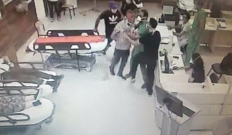 İzmir’de doktora darp anları güvenlik kamerasında