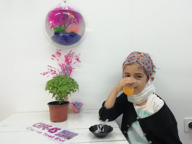 Bu kafeye gelenler çiçek sulayıp balık da besliyor