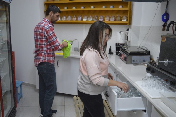 Bu kafeye gelenler çiçek sulayıp balık da besliyor