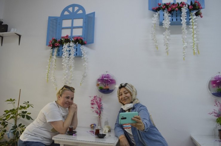 Bu kafeye gelenler çiçek sulayıp balık da besliyor