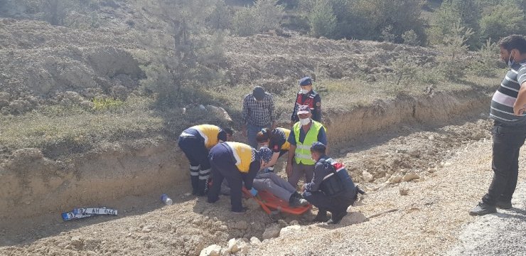 Mucura kapılan otomobil takla attı: 2 yaralı