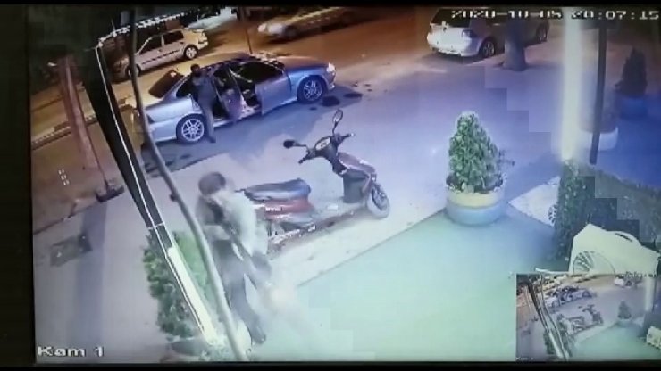 Karaman’da silahlı saldırıda 3 kişi yaralandı, o anlar güvenlik kamerasına yansıdı