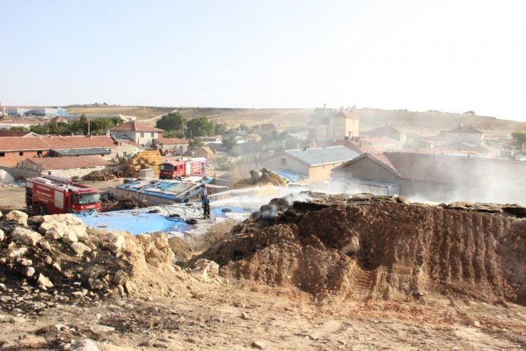 Karaman’da tutuşan kuru otlar saman balyalarına sıçradı