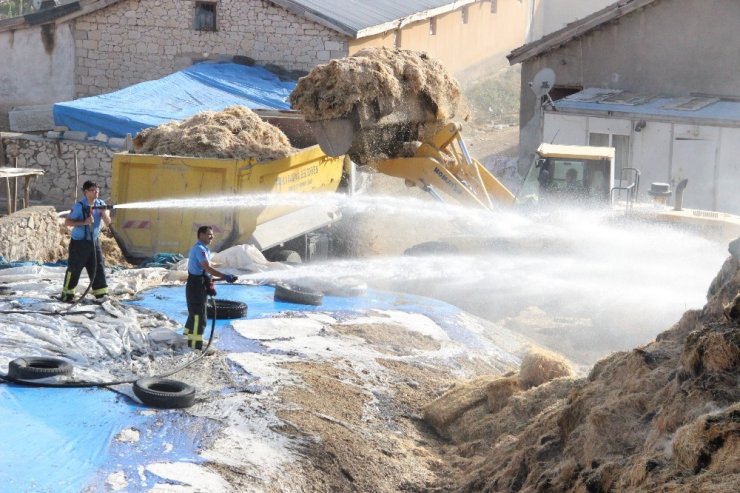 Karaman’da tutuşan kuru otlar saman balyalarına sıçradı