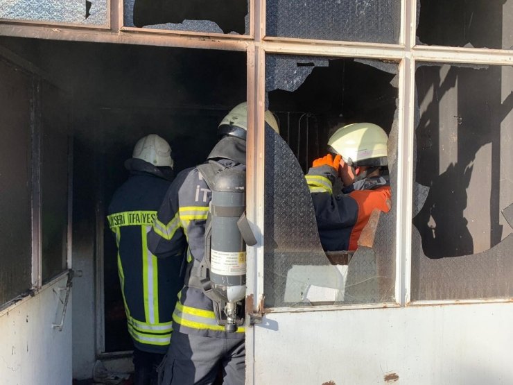 Elektrik kontağından çıkan yangında müstakil ev kullanılamaz hale geldi