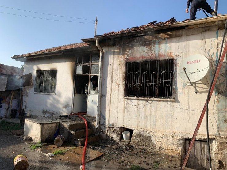 Elektrik kontağından çıkan yangında müstakil ev kullanılamaz hale geldi