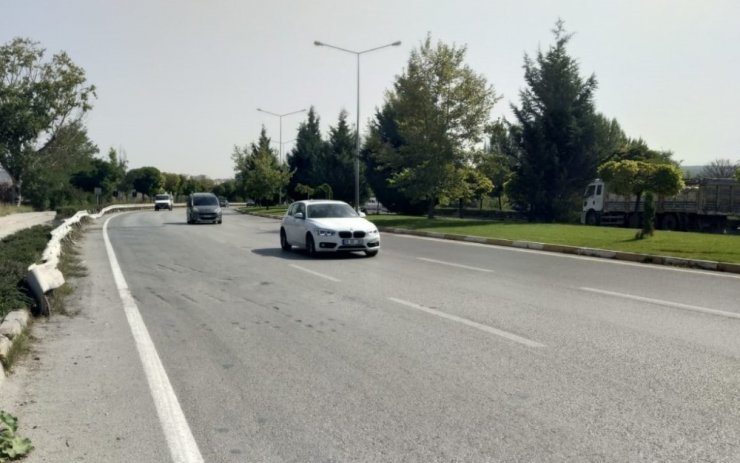 Bariyerlere çarpan otomobil araç kamerasına yansıdı