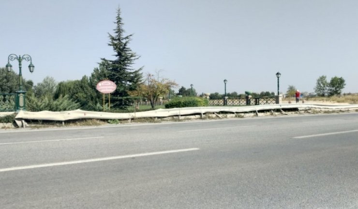 Bariyerlere çarpan otomobil araç kamerasına yansıdı