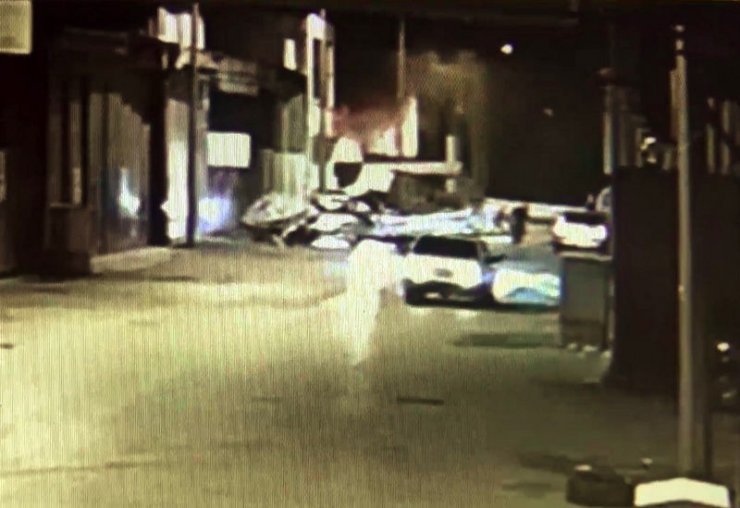 Sanayi sitesinde bulunan araçlar alev alev yandı