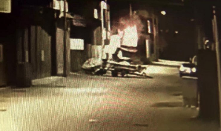 Sanayi sitesinde bulunan araçlar alev alev yandı
