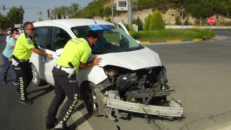 Hasta taşıyan ambulans Telekom araçıyla çarpıştı: 2 yaralı