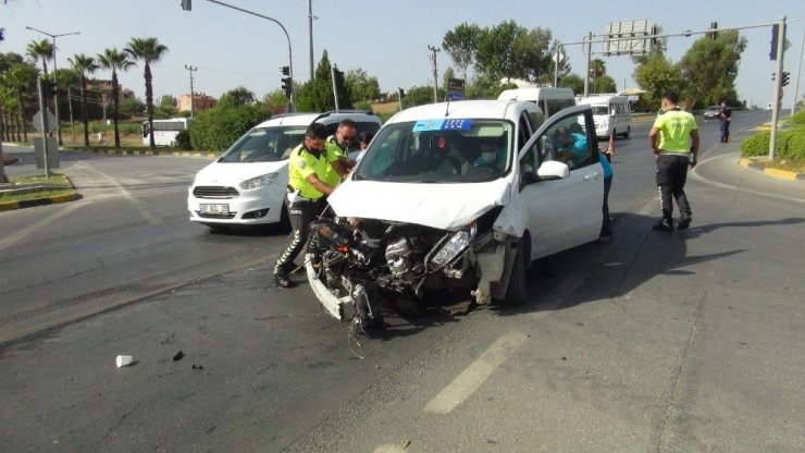 Hasta taşıyan ambulans Telekom araçıyla çarpıştı: 2 yaralı