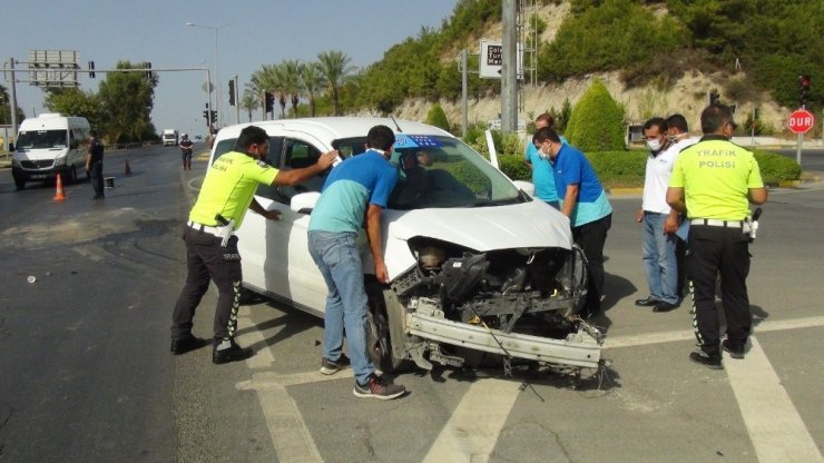 Hasta taşıyan ambulans Telekom araçıyla çarpıştı: 2 yaralı