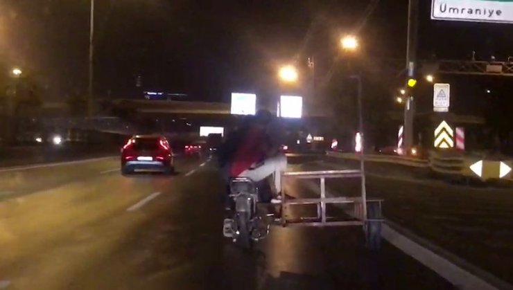 Motosiklete binerken maske taktılar, ama kask takmadılar