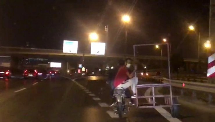Motosiklete binerken maske taktılar, ama kask takmadılar