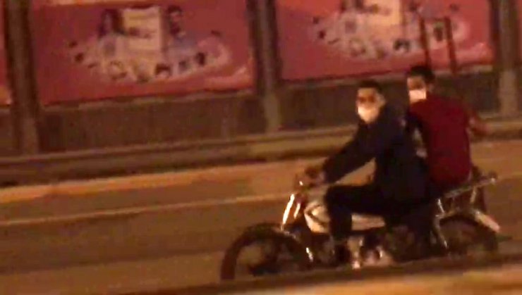 Motosiklete binerken maske taktılar, ama kask takmadılar
