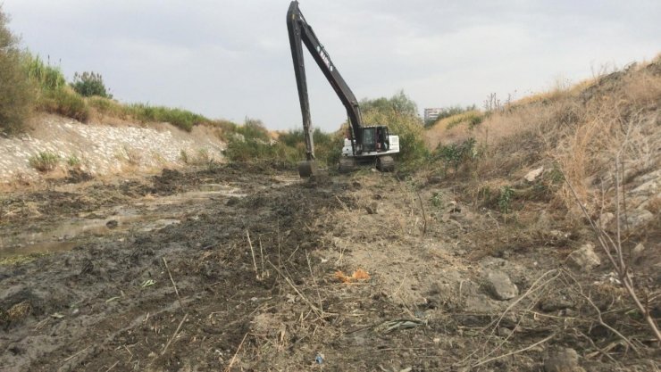 Manisa merkezde 9 kilometrelik dere temizlik çalışmasına başlandı