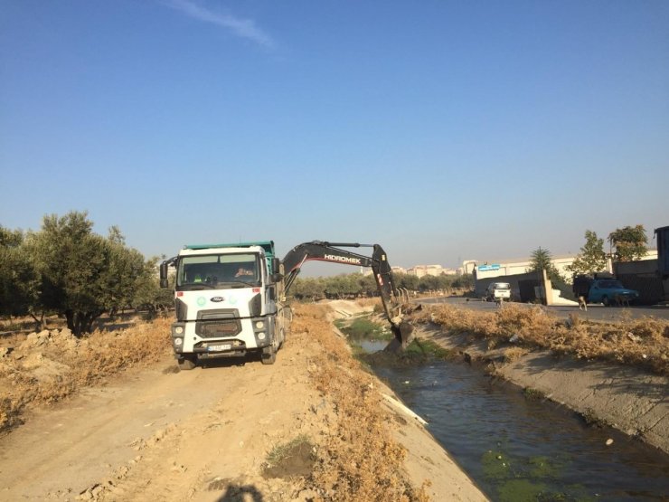 Manisa merkezde 9 kilometrelik dere temizlik çalışmasına başlandı