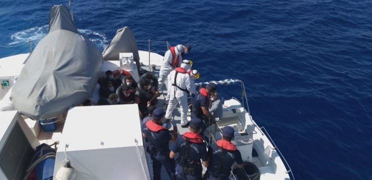 Mersin açıklarında 11 düzensiz göçmen yakalandı