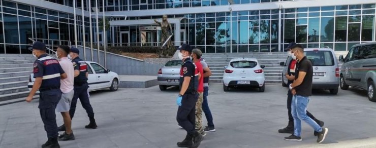 Baz istasyonundan hırsızlık yapanlar suçüstü yakalandı