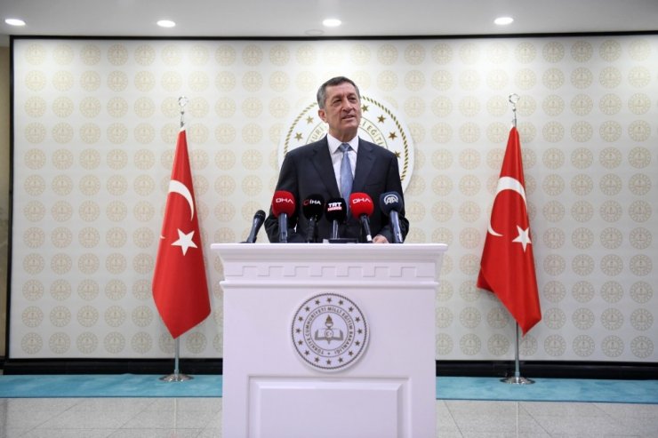 Milli Eğitim Bakanı Selçuk: “Okulla duygusal bir bağ kurma ihtiyacını çok önemsediğimiz ilkokul birinci sınıf öğrencilerimizle yüz yüze eğitime başladık”