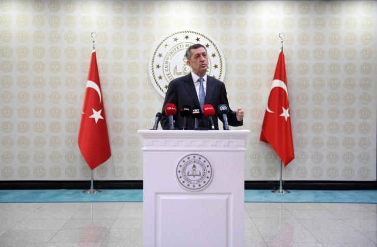 Milli Eğitim Bakanı Selçuk: “Okulla duygusal bir bağ kurma ihtiyacını çok önemsediğimiz ilkokul birinci sınıf öğrencilerimizle yüz yüze eğitime başladık”