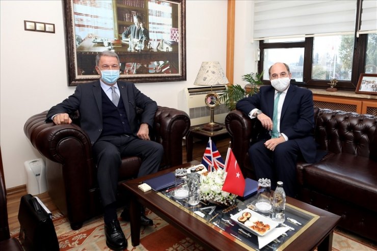 Bakan Akar, İngiliz mevkidaşı ile görüştü