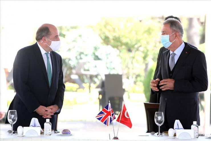 Bakan Akar, İngiliz mevkidaşı ile görüştü
