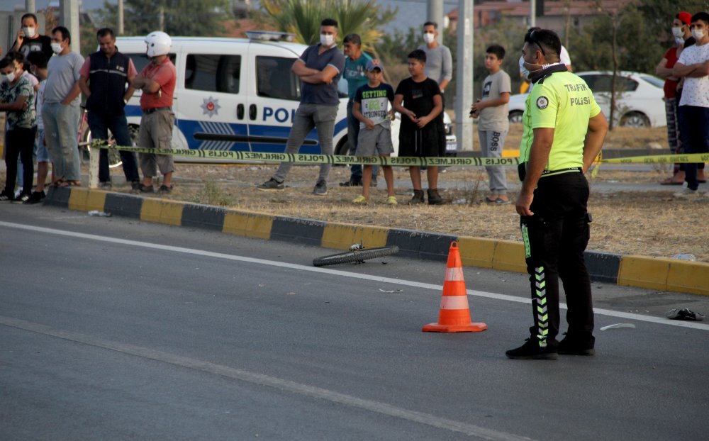 Otomobilin çarptığı bisikletin sürücüsü feci şekilde can verdi
