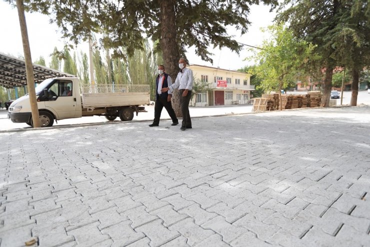 Pamukkale Belediyesinin parke taşı döşeme çalışmaları devam ediyor