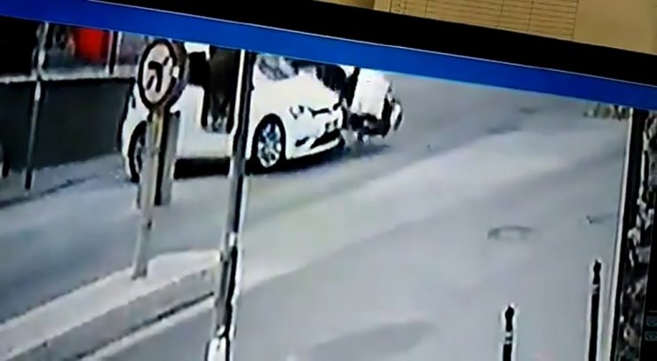 Otomobille çarpışan motosiklet sürücüsü yerinden fırladı