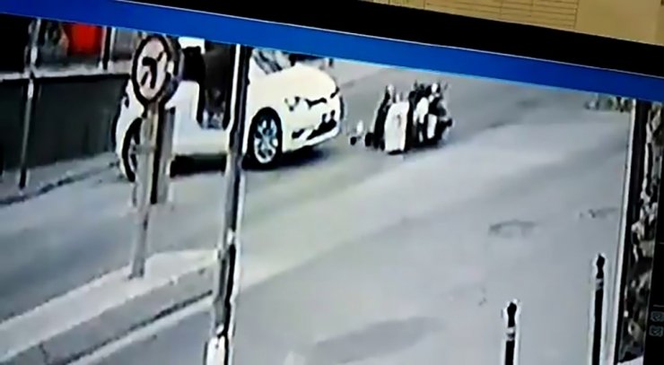 Otomobille çarpışan motosiklet sürücüsü yerinden fırladı