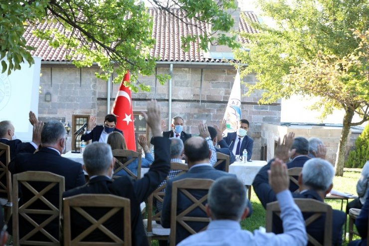 Başkan Yalçın: “Naif bir meclisiz”