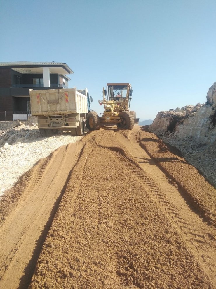 Toroslar’da asfalt ve temizlik çalışmaları sürüyor