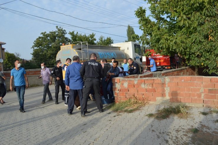 Ayağında zincirle alevler arasında kalan çocuğu itfaiye kurtardı