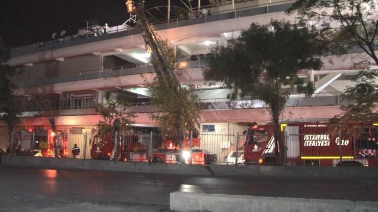 Zeytinburnu’nda iş merkezinin çatı katında yangın