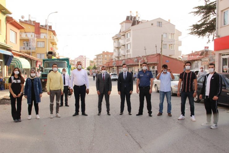 Özel) Maskesini doğru takanlar konfetiler eşliğinde parayla ödüllendiriliyor