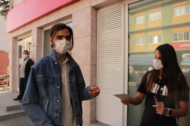 Özel) Maskesini doğru takanlar konfetiler eşliğinde parayla ödüllendiriliyor