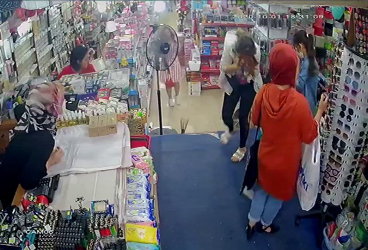 Alışveriş yapmak için gittiği mağazada beğendiği avize kafasına düştü