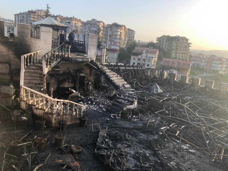 Estergon Kalesi’ndeki restoranda çıkan yangında geriye küller kaldı