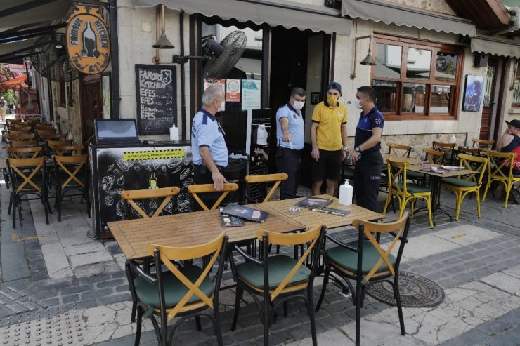 Kaleiçi’nde işyeri dışına taşan masa ve sandalyeler kaldırıldı