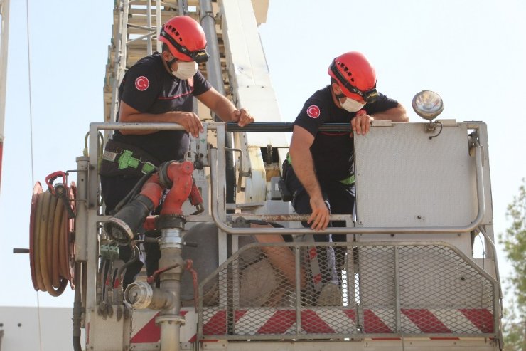 AÜ Kampüsünde 45 metrelik kule vinçte mahsur kalan operatöre kurtarma operasyonu