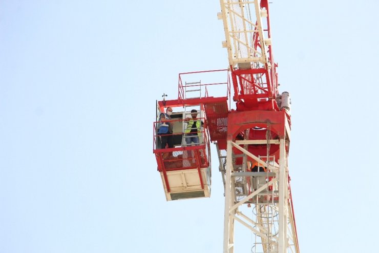 AÜ Kampüsünde 45 metrelik kule vinçte mahsur kalan operatöre kurtarma operasyonu