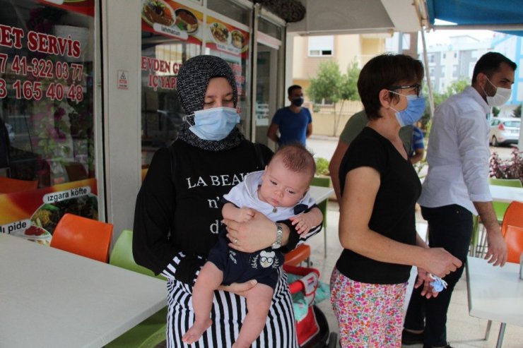 Antalya’da annesinin terkettiği bebek babasına teslim edildi