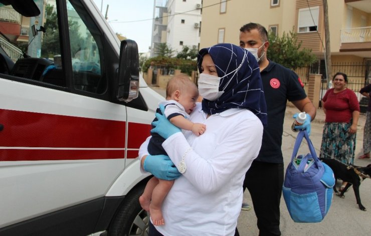 Antalya’da annesinin terkettiği bebek babasına teslim edildi