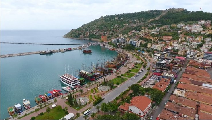 Alanya’da kayıt dışı tur yapan teknelere tepki