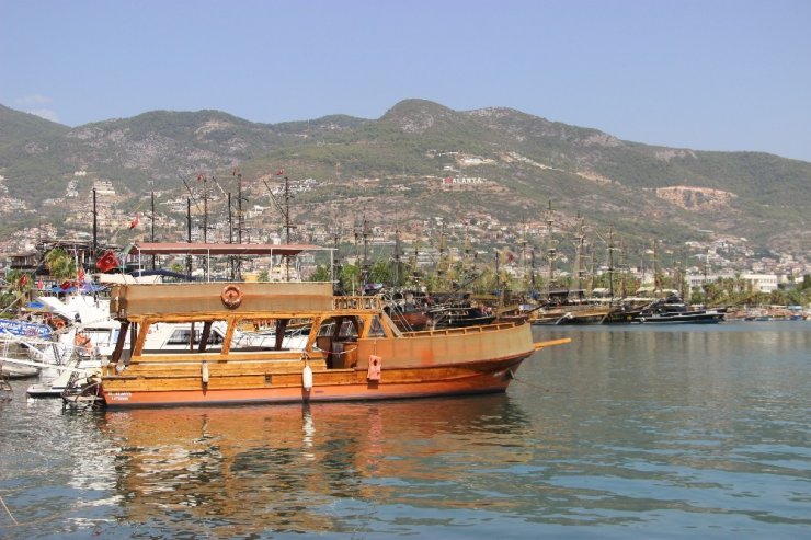 Alanya’da kayıt dışı tur yapan teknelere tepki
