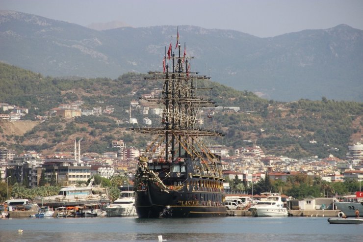 Alanya’da kayıt dışı tur yapan teknelere tepki