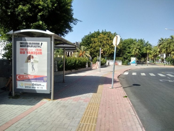 Alanya’da polisten afişli korona virüs uyarısı