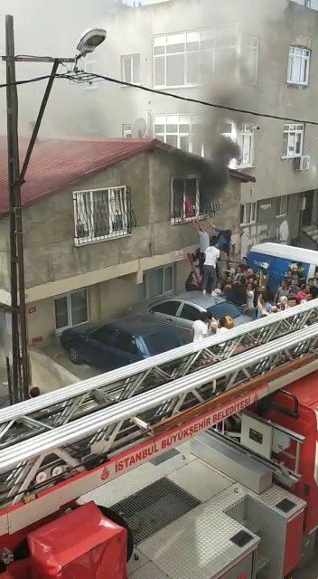 Ataşehir’de yangın çıkan evde can pazarı kamerada